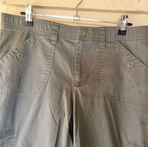 Gloria Vanderbilt Anya Capri Cargo Pants. Sage Green Size 8 - Picture 4 of 14